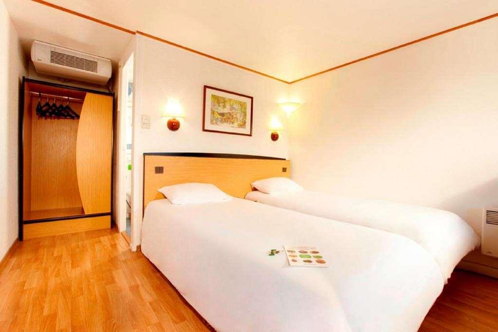 Campanile Clermont-Ferrand ~ Thiers Hotel Room photo